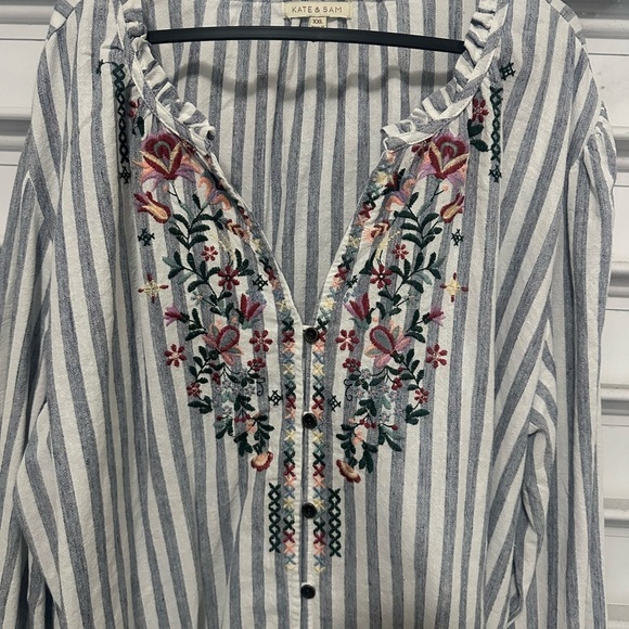 Women's Floral Embroidered Blouse - Picture 3 of 6